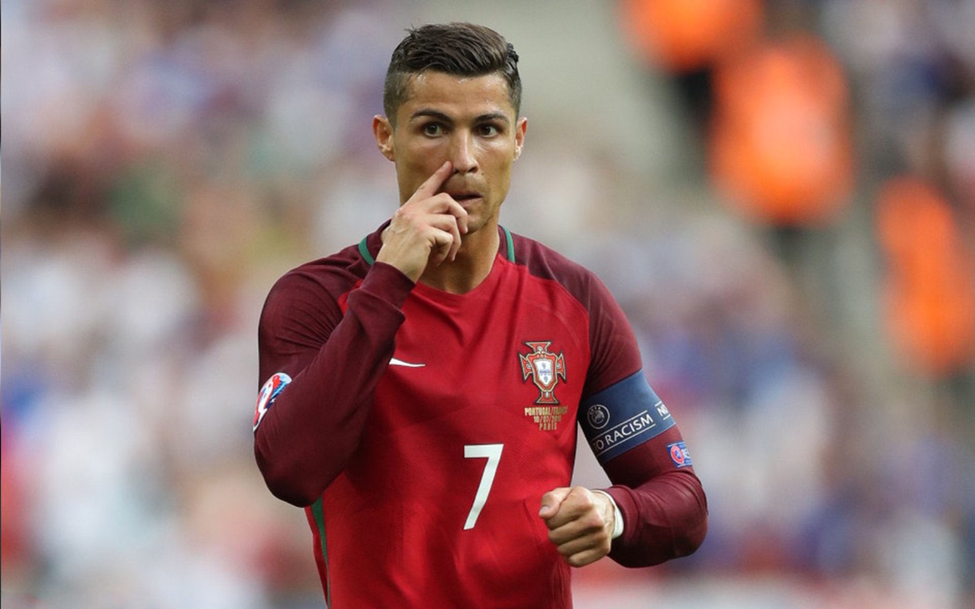 足球周边品牌营销活动吸引数十万球迷参与，足球队周边